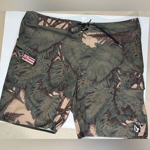 Volcom Men's Hi Preemo Mod size 42 Boardshorts Khaki" Green Combo" colorway.